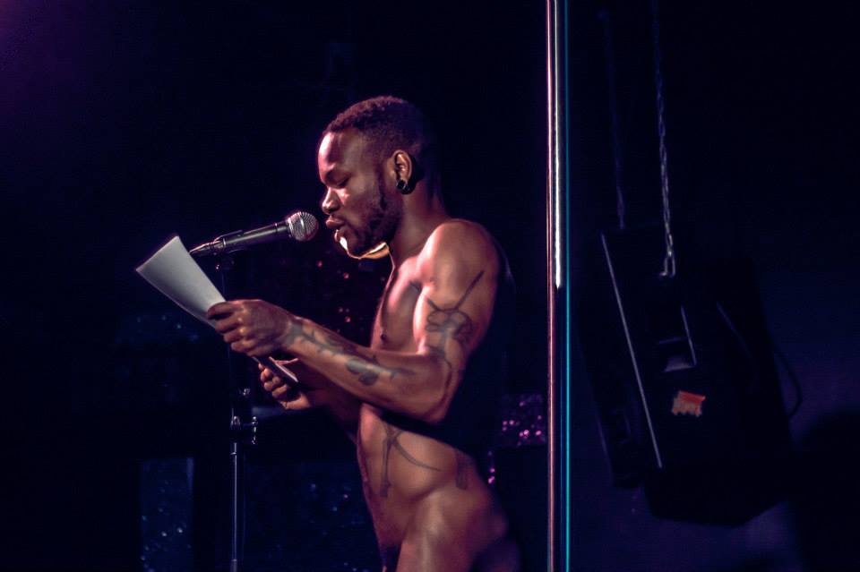 escritores recitan poesía