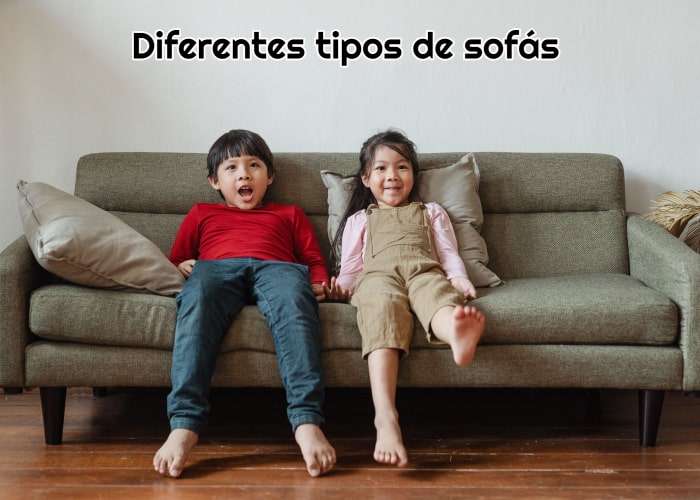 dos-ninos-pequenos-descalzos-sentados-en-un-sofa