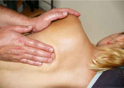 quiropractico dando masaje