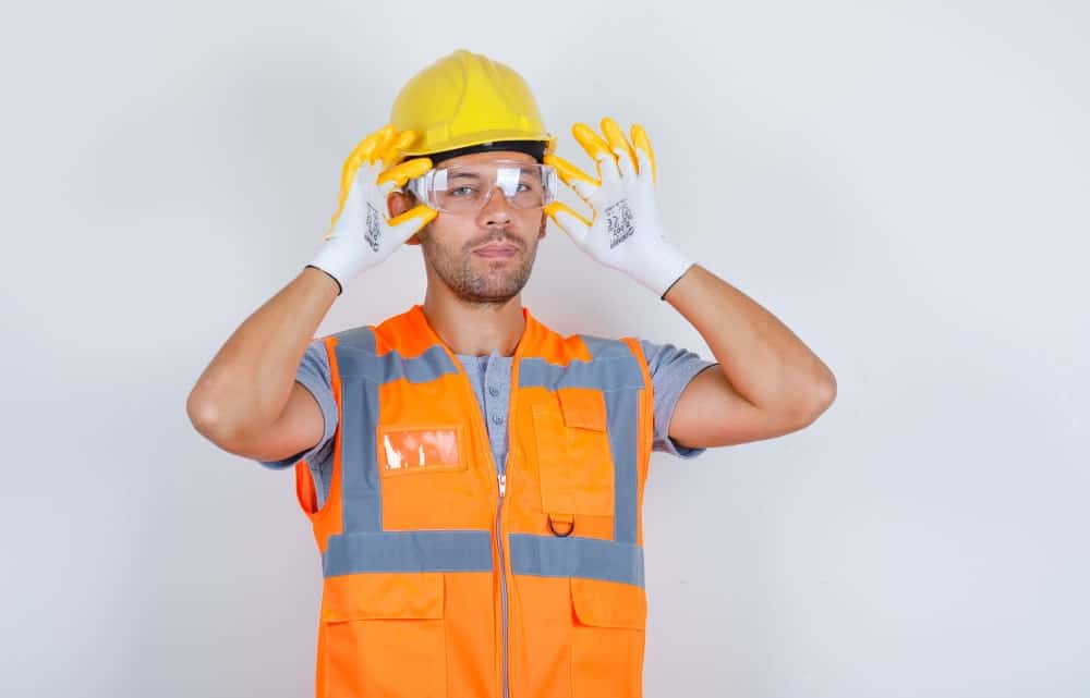 hombre con uniforme de seguridad