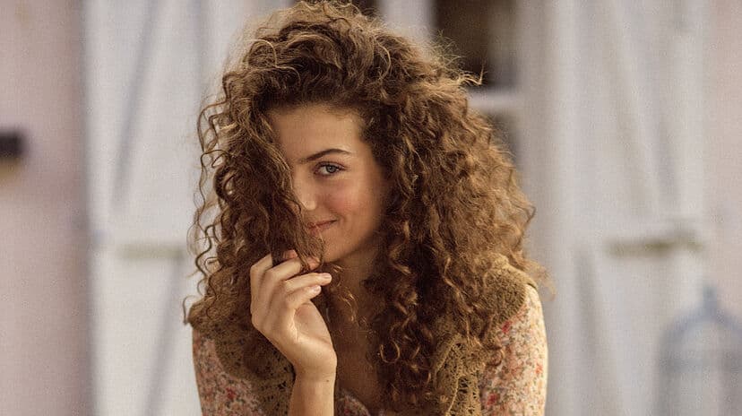 chica-con-pelo-rizado