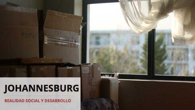 cajas-de-mudanza cajas de cartón en el interior de una casa