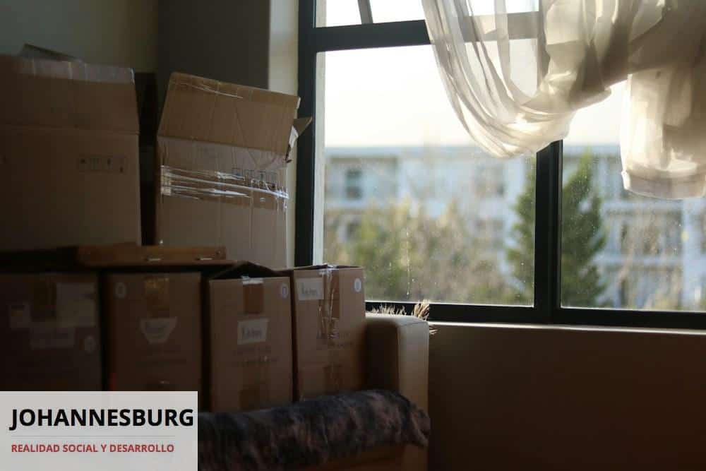 cajas de cartón en el interior de una casa