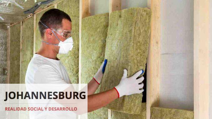 Trabajador aislando acusticamente