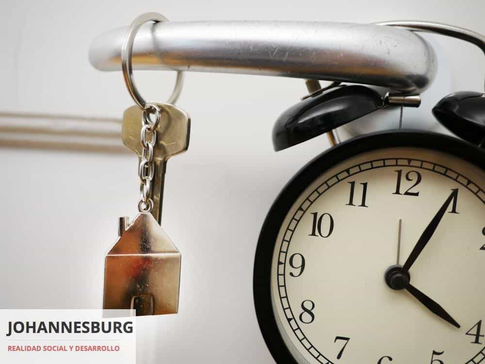 clock at 4:05