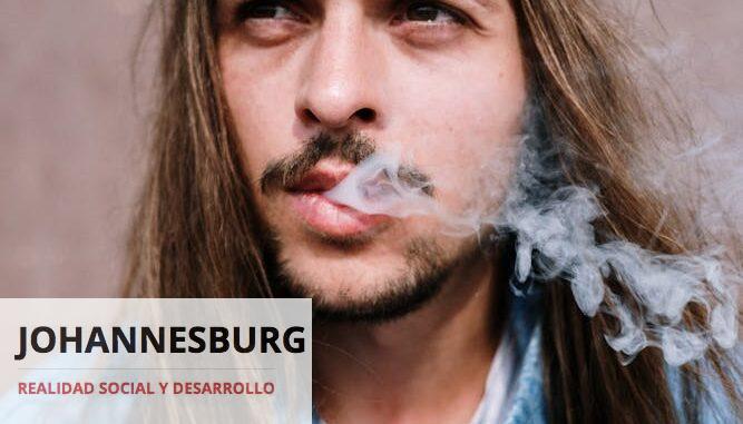 hombre fumando hombre fumando