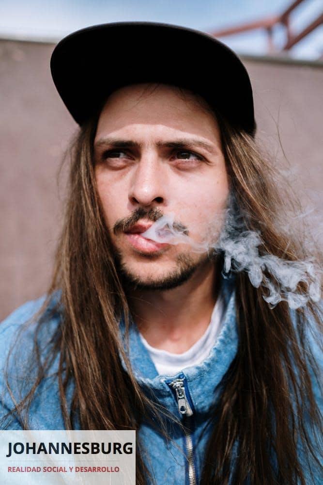 hombre fumando