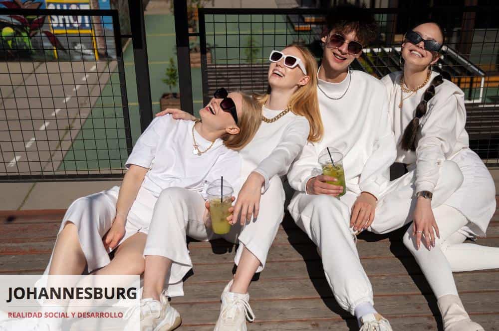 jovenes vestido de blanco