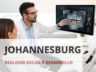 Especialista explicando un tratamiento de implantología dental