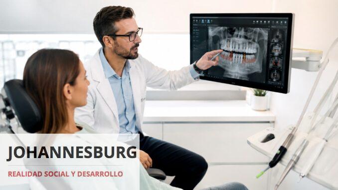 Especialista explicando un tratamiento de implantología dental