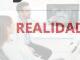 Especialista explicando un tratamiento de implantología dental