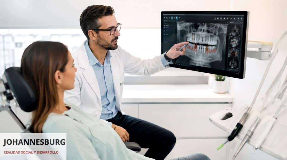 Especialista explicando un tratamiento de implantología dental