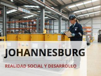 Responsable revisando el almacenamiento de residuos peligrosos de una empresa
