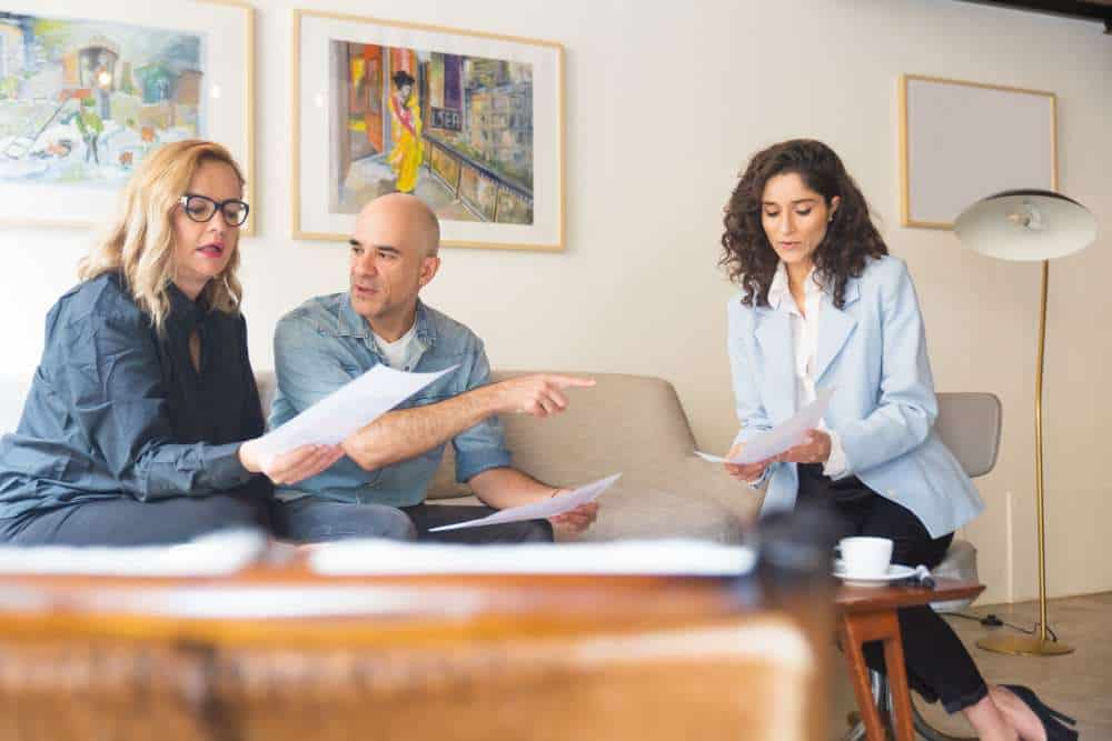 Familia en una consulta de abogado de familia