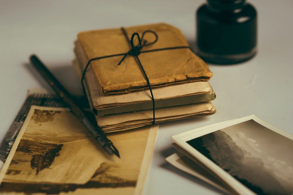Montón de cartas atadas sobre un escritorio de madera