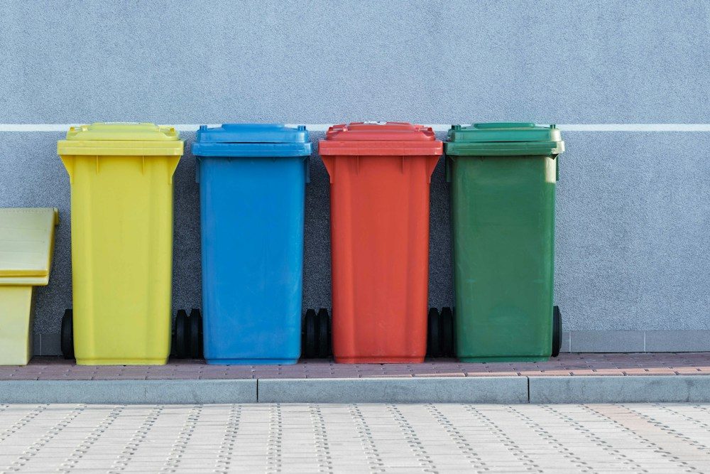 Contenedores de reciclaje de colores, un ejemplo de desarrollo sostenible en la vida diaria