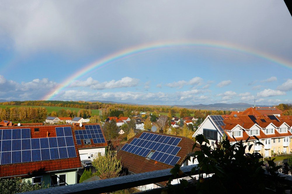 Placas solares en los tejados de un pueblo, ejemplo de los objetivos de desarrollo sostenible de energía limpia